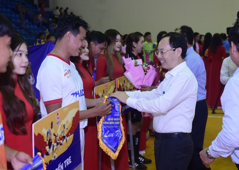 Công đoàn Cần Thơ được thưởng 2 triệu đồng/bàn thắng ở Giải bóng đá công nhân - Ảnh 5. Bí thư Thành ủy Cần Thơ Nguyễn Văn Hiếu trao cờ lưu niệm cho các đội bóng dự giải sáng 30-9 - Ảnh: QUANG ĐỊNH