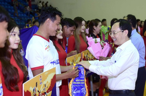 Khai mạc Giải bóng đá công nhân toàn quốc khu vực Tây Nam Bộ - Ảnh 1. Bí thư Thành ủy Cần Thơ Nguyễn Văn Hiếu (phải) tặng cờ lưu niệm cho các đội tham dự ở lễ khai mạc - Ảnh: QUANG ĐỊNH