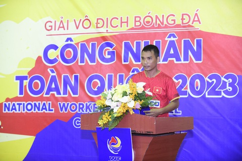 Khai mạc Giải bóng đá công nhân toàn quốc khu vực Tây Nam Bộ - Ảnh 4. Cầu thủ Đặng Minh Thiện (Công đoàn Cần Thơ) tuyên thệ - Ảnh: QUANG ĐỊNH