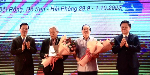 Chủ tịch nước Võ Văn Thưởng và Trưởng ban Tuyên giáo Trung ương Võ Trọng Nghĩa trao phần thường cho nhà thơ Hữu Thỉnh và nhà thơ Nguyễn Khoa Điềm là hai trong ba tác giả được tôn vinh tại hội nghị này - Ảnh: T.ĐIỂU Chủ tịch nước Võ Văn Thưởng và Trưởng Ban Tuyên giáo Trung ương Võ Trọng Nghĩa trao phần thưởng cho nhà thơ Hữu Thỉnh và nhà thơ Nguyễn Khoa Điềm là hai trong ba tác giả được tôn vinh tại hội nghị này - Ảnh: T.ĐIỂU