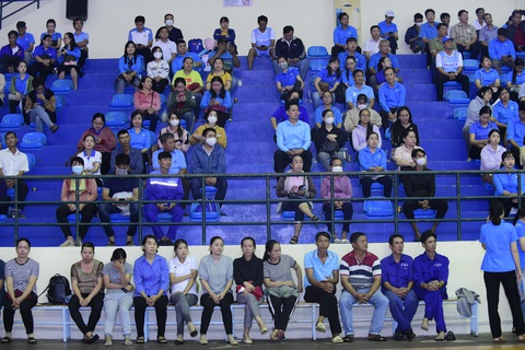 Giải vô địch bóng đá công nhân toàn quốc: Đội mưa đi cổ vũ - Ảnh 2. Cổ động viên dự khai mạc Giải vô địch bóng đá công nhân toàn quốc tại TP Cần Thơ - Ảnh: QUANG ĐỊNH