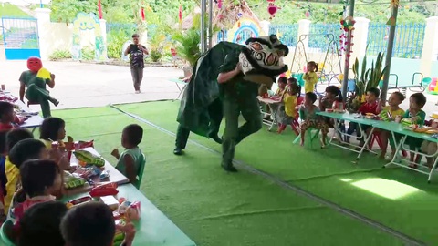 Trẻ biên giới thích thú đội múa lân 'đặc biệt', đuôi lân từ tấm áo mưa cũ của chiến sĩ biên phòng - Ảnh 1. Đội lân đặc biệt do các chiến sĩ biên phòng biểu diễn phục vụ trẻ em vùng biên giới - Ảnh: MINH NHƠN