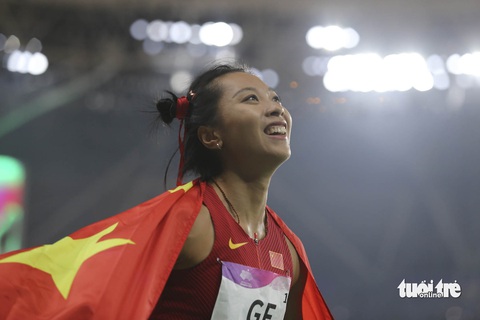 Thần đồng điền kinh 17 tuổi giúp Thái Lan giành huy chương bạc 100m nam Asiad 19 - Ảnh 4. Ge Manqi ăn mừng tấm huy chương vàng 100m nữ - Ảnh: ĐỨC KHUÊ