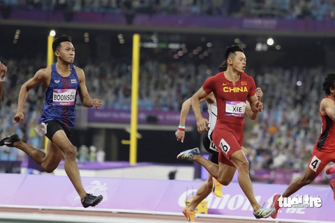 Thần đồng điền kinh 17 tuổi giúp Thái Lan giành huy chương bạc 100m nam Asiad 19 - Ảnh 2. Boonson và Xie Zheny tranh tài tại chung kết tối 30-9 - Ảnh: ĐỨC KHUÊ