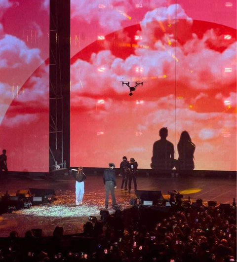 Đen Vâu xuất hiện theo cách không ai ngờ trong concert Hoàng Thùy Linh - Ảnh 3. Đen Vâu xuất hiện theo cách không ai ngờ trong concert Hoàng Thùy Linh - Ảnh 3.