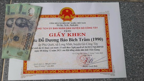 Phụ nữ Tiền Giang được khen vì sinh đủ 2 con trước 35 tuổi - Ảnh 1. Tờ giấy khen được đưa lên mạng xã hội gây thích thú của cư dân mạng - Ảnh: MXH