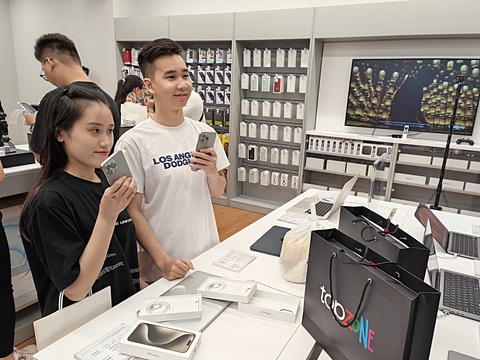 Hai bạn trẻ khoe chiếc iPhone 15 lúc rạng sáng 29-9 - thời điểm vừa bắt đầu mở bán tại Việt Nam - Ảnh: ĐỨC THIỆN Hai bạn trẻ khoe chiếc iPhone 15 lúc rạng sáng 29-9 - thời điểm vừa bắt đầu mở bán tại Việt Nam - Ảnh: ĐỨC THIỆN