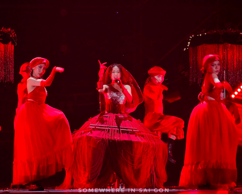 'Đã mắt' với bộ sưu tập trang phục của Hoàng Thùy Linh trong concert - Ảnh 5. 'Đã mắt' với bộ sưu tập trang phục của Hoàng Thùy Linh trong concert - Ảnh 5.