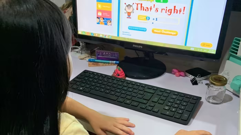 Các nước Đông Nam Á 'chạy đua' giáo dục kỹ năng số cho học sinh - Ảnh 2. Học sinh Singapore tương tác trên nền tảng học trực tuyến quốc gia - Ảnh: NIKKEI ASIA