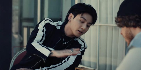 Jungkook (BTS) phát hành video biểu diễn trực tiếp ca khúc '3D' - Ảnh 2. Jungkook vừa lịch lãm, vừa nổi loạn trong MV 3D - Ảnh: Soompi