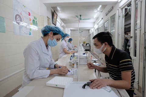 Bộ Công an: Không khám sức khỏe định kỳ với lái xe máy - Ảnh 1. Người dân chờ khám sức khỏe ở Hà Nội - Ảnh: NAM TRẦN