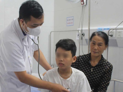 25 học sinh nhập viện sau tiệc liên hoan trung thu - Ảnh 1. Bác sĩ kiểm tra sức khỏe học sinh nhập viện sau bữa tiệc liên hoan Trung thu tại Tiền Hải, Thái Bình - Ảnh: L.HOÀNG