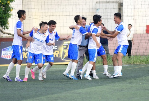Giải bóng đá công nhân toàn quốc 2023 khu vực Tây Nam Bộ: Quẳng gánh lo toan, vui với bóng đá - Ảnh 1. Niềm vui của đội Công đoàn Cần Thơ sau khi thắng Long An 1-0 - Ảnh: QUANG ĐỊNH