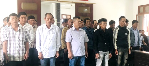 Các bị cáo tại phiên tòa xét xử vụ phá rừng lớn ở huyện Sơn Hòa, trong đó có 2 bị cáo là cựu cán bộ lâm nghiệp, kiểm lâm - Ảnh: TỐ NỮ Các bị cáo tại phiên tòa xét xử vụ phá rừng lớn ở huyện Sơn Hòa, trong đó có 2 bị cáo là cựu cán bộ lâm nghiệp, kiểm lâm - Ảnh: TỐ NỮ