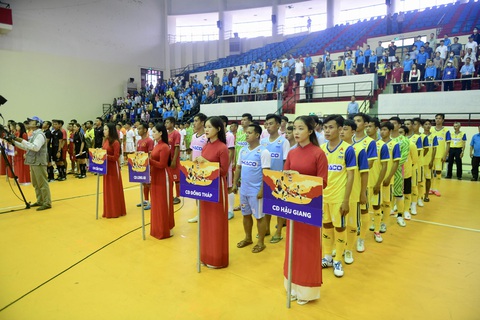 Khai mạc Giải bóng đá công nhân toàn quốc khu vực Tây Nam Bộ - Ảnh 2. Quang cảnh lễ khai mạc trong nhà thi đấu - Ảnh: QUANG ĐỊNH