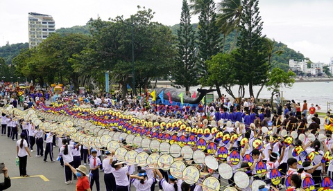 Lễ hội Nghinh Ông ở Vũng Tàu là di sản văn hóa phi vật thể quốc gia - Ảnh 1. Nghi thức rước cá Ông từ biển vào đình trong lễ hội Nghinh Ông ở Vũng Tàu sáng 30-9 - Ảnh: Đ.H.