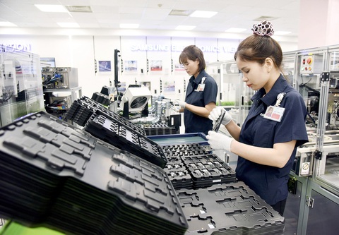 Mỹ hỗ trợ Việt Nam đào tạo kỹ sư công nghệ - Ảnh 1. Dây chuyền sản xuất thiết bị điện tử của Công ty TNHH Samsung Electronics Việt Nam tại Khu công nghiệp Yên Phong, huyện Yên Phong, tỉnh Bắc Ninh - Ảnh: ĐỨC ANH