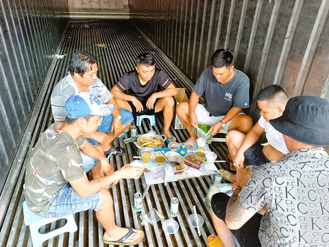 Nỗi niềm đời tài xế container đường dài - Kỳ 2: Vật vã đợi giao hàng nơi biên giới Móng Cái - Ảnh 1. Buồn xa nhà và lo lắng chờ đợi giao hàng, các tài xế hay tụ họp nhau nhậu và tâm sự chuyện đời, chuyện nghề - Ảnh TRƯƠNG NHẤT VƯƠNG