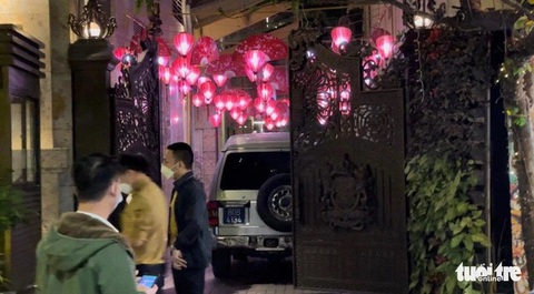 Chủ tịch Tập đoàn Tân Hoàng Minh đã nộp lại 8,6 ngàn tỉ chiếm đoạt của khách hàng - Ảnh 2. Cơ quan điều tra thực hiện khám xét tại trụ sở Tập đoàn Tân Hoàng Minh vào tối 5-4-2022 - Ảnh: DANH TRỌNG