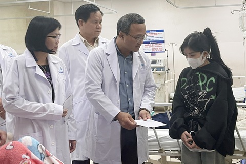 Vụ xe Thành Bưởi gây tai nạn chết 4 người: Kiểm tra xe khánh, xe chở hàng qua quốc lộ 20 - Ảnh 2. Ông Khuất Việt Hùng cùng lãnh đạo tỉnh Đồng Nai thăm, tặng quà cho người thân nạn nhân đang điều trị tại Bệnh viện Đa khoa Đồng Nai - Ảnh: AN BÌNH