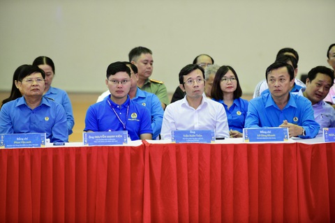 Khai mạc Giải bóng đá công nhân toàn quốc khu vực Tây Nam Bộ - Ảnh 6. Phó tổng biên tập báo Tuổi Trẻ và đồng thời là trưởng ban tổ chức giải Trần Xuân Toàn (áo trắng) tại lễ khai mạc - Ảnh: QUANG ĐỊNH