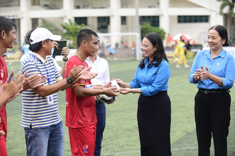 Công đoàn Cần Thơ được thưởng 2 triệu đồng bàn thắng ở giải bóng đá công nhân toàn quốc - Ảnh 1. Chủ tịch Liên đoàn Lao động TP Cần Thơ - bà Lê Thị Sương Mai (giữa) trao tiền thưởng nóng cho cầu thủ Công đoàn Cần Thơ giữa hiệp đấu - Ảnh: QUANG ĐỊNH