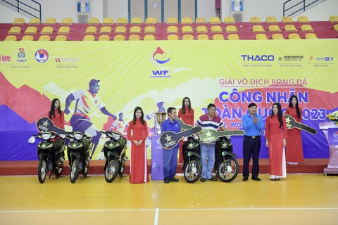Giải bóng đá công nhân toàn quốc: Tặng hai xe máy cho công nhân Cần Thơ - Ảnh 1. Ban tổ chức Giải bóng đá công nhân toàn quốc tặng hai chiếc xe máy cho công nhân Cần Thơ - Ảnh: QUANG ĐỊNH