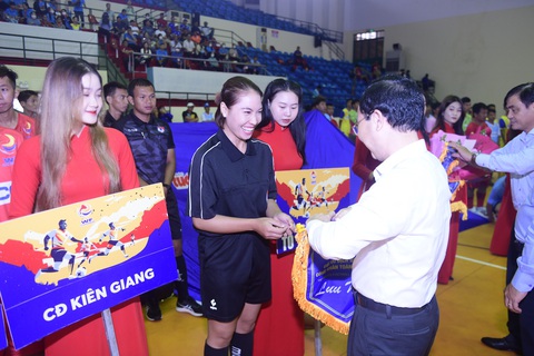 Trọng tài nữ xinh đẹp làm sôi động giải bóng đá công nhân toàn quốc tại Cần Thơ - Ảnh 1. Trọng tài Nguyễn Anh Đào nhận cờ lưu niệm từ Bí thư Thành ủy Cần Thơ Nguyễn Văn Hiếu sáng 30-9 - Ảnh: QUANG ĐỊNH