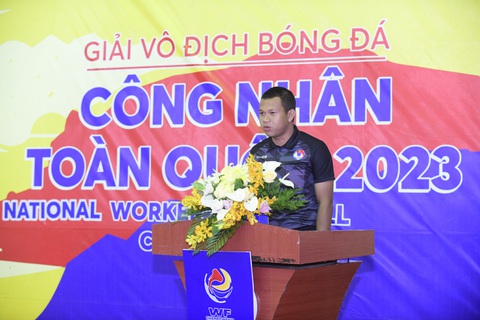 Khai mạc Giải bóng đá công nhân toàn quốc khu vực Tây Nam Bộ - Ảnh 8. Trọng tài Ngô Rách Tha, đại diện đội ngũ trọng tài, lên đọc lời tuyên thệ - Ảnh: QUANG ĐỊNH