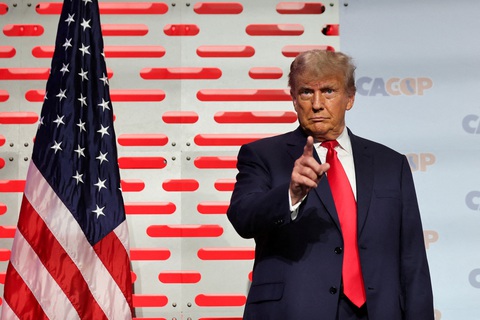 Lãnh hậu quả vì trộm hồ sơ thuế của ông Trump và tuồn cho báo chí? - Ảnh 1. Cựu tổng thống Mỹ Donald Trump, hiện là ứng viên tranh cử 2024 của Đảng Cộng hòa, tại California ngày 29-9 - Ảnh: REUTERS