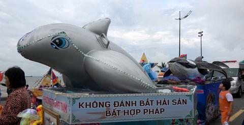 Lễ hội Nghinh Ông ở Vũng Tàu là di sản văn hóa phi vật thể quốc gia - Ảnh 2. Tuyên truyền không khai thác hải sản bất hợp pháp - IUU - tại Lễ hội Nghinh Ông Vũng Tàu 2023 - Ảnh: Đ.H.
