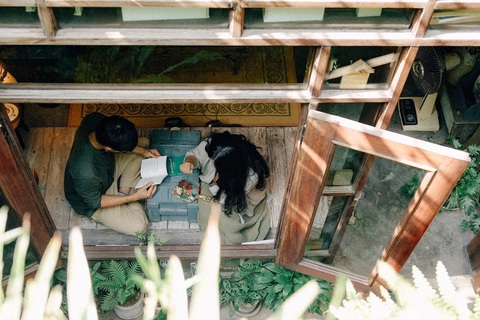 "Chạm yêu thương" để hạnh phúc - Ảnh 1. Để vun đắp hạnh phúc gia đình bền lâu, vợ chồng phải xây dựng "phụ lục" cho "hợp đồng hôn nhân" - Ảnh: MAI THƯƠNG