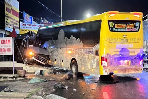 Xe Thành Bưởi gây tai nạn chết người chạy quá tốc độ, không giữ khoảng cách an toàn - Ảnh 1. Hiện trường xe Thành Bưởi húc xe khách 16 chỗ văng vô lề đường làm 4 người chết, 5 người bị thương - Ảnh: A.B.