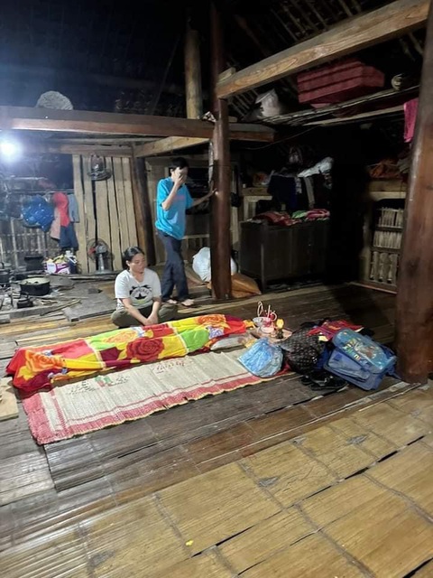 Nỗi đau của người mẹ mất con trong vụ tai nạn đêm Trung Thu làm 3 người chết - Ảnh 2. Thi thể nạn nhân L.V.T. được đưa về nhà - Ảnh: Người dân cung cấp