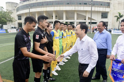 Giải bóng đá công nhân toàn quốc 2023 khu vực Tây Nam Bộ: Quẳng gánh lo toan, vui với bóng đá - Ảnh 4. Lễ khai mạc Giải vô địch bóng đá công nhân toàn quốc 2023 tại Cần Thơ sáng 30-9. Trong ảnh, Bí thư thành ủy Cần Thơ Nguyễn Văn Hiếu (bìa phải) tặng cờ lưu niệm cho đội ngũ trọng tài điều hành giải - Ảnh: QUANG ĐỊNH