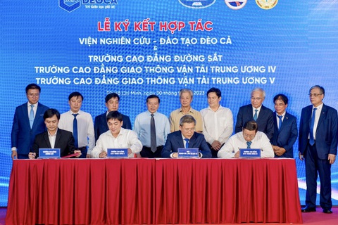 Lập Viện nghiên cứu - Đào tạo Đèo Cả phát triển nhân lực giao thông - Ảnh 1. Lãnh đạo các đơn vị ký kết, chính thức thành lập Viện Nghiên cứu - Đào tạo Đèo Cả - Ảnh: NGUYỄN NGỌC
