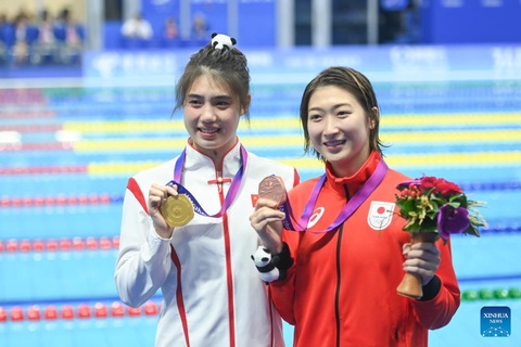 Hai kình ngư Zhang Yufei (trái) và Rikako Ikee tạo dáng trước ống kính với đôi mắt rưng rưng - Ảnh: XINHUA Hai kình ngư Zhang Yufei (trái) và Rikako Ikee tạo dáng trước ống kính với đôi mắt rưng rưng - Ảnh: XINHUA