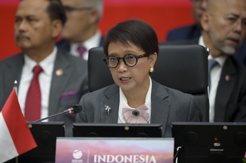 Phát biểu khai mạc, Ngoại trưởng Indonesia Retno Marsudi đề cập những thách thức của khu vực, đồng thời kêu gọi các nước hợp tác để đảm bảo hội nghị thành công. Bà cho rằng, hơn 600 triệu người dân ASEAN đang hướng về hội nghị và ASEAN cần chứng minh là một tổ chức vẫn phù hợp, đóng góp cho hòa bình, ổn định và thịnh vượng trong khu vực - Ảnh: AFP Phát biểu khai mạc, Ngoại trưởng Indonesia Retno Marsudi đề cập những thách thức của khu vực, đồng thời kêu gọi các nước hợp tác để đảm bảo hội nghị thành công. Bà cho rằng hơn 600 triệu người dân ASEAN đang hướng về hội nghị và ASEAN cần chứng minh là một tổ chức vẫn phù hợp, đóng góp cho hòa bình, ổn định và thịnh vượng trong khu vực - Ảnh: AFP