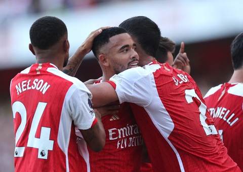 Arsenal đánh bại Man United nhờ hai bàn thắng ở phút bù giờ - Ảnh 1. Niềm vui của các cầu thủ Arsenal sau khi ghi bàn vào lưới Man United - Ảnh: REUTERS