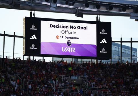 Arsenal đánh bại Man United nhờ hai bàn thắng ở phút bù giờ - Ảnh 4. VAR xác định Alejandro Garnacho đã việt vị trước khi ghi bàn cho Man United - Ảnh: REUTERS