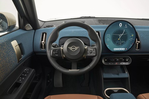 Mini Countryman trở lại với thế hệ mới lớn hơn, hiện đại hơn bao giờ hết - Ảnh 4. Khoang lái MINI Countryman 2024 khá giống đàn em Cooper nhưng cụm điều khiển trung tâm rộng rãi hơn đáng kể và nhờ thế có thêm không gian để đồ - Ảnh: MINI