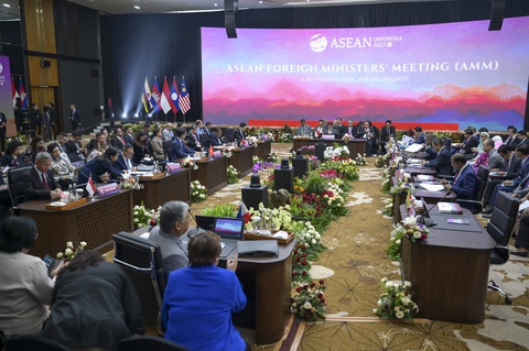Ngoại trưởng Retno khẳng định ASEAN tiếp tục đi đầu trong việc định hình các động lực khu vực và đảm bảo một khu vực Ấn Độ Dương - Thái Bình Dương hòa bình và bao trùm. ASEAN cũng thể hiện vai trò và sức hút của mình với việc ngày càng nhiều quốc gia gia nhập Hiệp ước Thân thiện và Hợp tác ở Đông Nam Á (TAC) và trở thành đối tác của ASEAN, cho thấy “sức mạnh hiệu triệu” của ASEAN và sự công nhận rộng rãi các chuẩn mực và giá trị của ASEAN - Ảnh: AFP Ngoại trưởng Retno khẳng định ASEAN tiếp tục đi đầu trong việc định hình các động lực khu vực và đảm bảo một khu vực Ấn Độ Dương - Thái Bình Dương hòa bình và bao trùm. ASEAN cũng thể hiện vai trò và sức hút của mình với việc ngày càng nhiều quốc gia gia nhập Hiệp ước Thân thiện và Hợp tác ở Đông Nam Á (TAC) và trở thành đối tác của ASEAN, cho thấy “sức mạnh hiệu triệu” của ASEAN và sự công nhận rộng rãi các chuẩn mực và giá trị của ASEAN - Ảnh: AFP