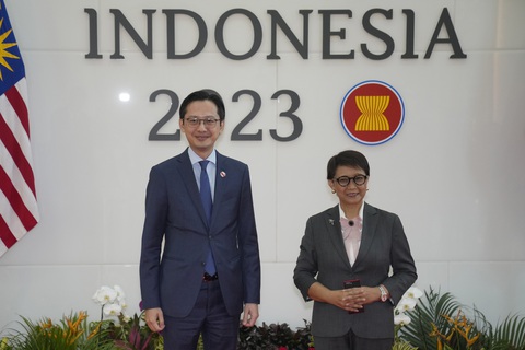 Thứ trưởng Bộ Ngoại giao Việt Nam Đỗ Hùng Việt chụp hình cùng Ngoại trưởng Indonesia Retno Marsudi. Bên cạnh những kết quả đạt được, Ngoại trưởng Retno cho rằng ASEAN vẫn phải đối mặt với một số thách thức, bao gồm tình hình ở Myanmar, trong đó Indonesia với vai trò Chủ tịch ASEAN đang nỗ lực thúc đẩy một giải pháp thống nhất - Ảnh: AFP Thứ trưởng Bộ Ngoại giao Việt Nam Đỗ Hùng Việt chụp hình cùng Ngoại trưởng Indonesia Retno Marsudi. Bên cạnh những kết quả đạt được, Ngoại trưởng Retno cho rằng ASEAN vẫn phải đối mặt với một số thách thức, bao gồm tình hình ở Myanmar, trong đó Indonesia với vai trò Chủ tịch ASEAN đang nỗ lực thúc đẩy một giải pháp thống nhất - Ảnh: AFP