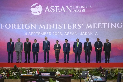 Hội nghị Bộ trưởng Ngoại giao ASEAN diễn ra trước thềm Hội nghị cấp cao ASEAN lần thứ 43 (HNCC ASEAN 43) và các Hội nghị cấp cao liên quan. Đây là chuỗi hoạt động cấp cao quan trọng kết thúc Năm Chủ tịch ASEAN 2023 của Indonesia với chủ đề “Một ASEAN tầm vóc: Tâm điểm của tăng trưởng” - Ảnh: AFP Hội nghị Bộ trưởng Ngoại giao ASEAN diễn ra trước thềm Hội nghị Cấp cao ASEAN lần thứ 43 và các hội nghị cấp cao liên quan. Đây là chuỗi hoạt động cấp cao quan trọng kết thúc Năm Chủ tịch ASEAN 2023 của Indonesia với chủ đề “Một ASEAN tầm vóc: Tâm điểm của tăng trưởng” - Ảnh: AFP