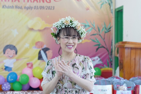Làng SOS Nha Trang vui Tết Độc lập - Ảnh 1. Nữ tỉ phú Nguyễn Thị Phương Thảo với vòng hoa cài đầu do các em làng trẻ SOS kết tặng - Ảnh: HDB