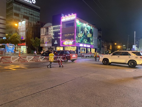 Một người đàn ông bị tàu lửa tông chết ở Phú Nhuận, giao thông ùn ứ - Ảnh 2. Sau đó hiện trường được giải tỏa, tàu lửa di chuyển, giao thông thông thoáng trở lại - Ảnh: THẢO LÊ