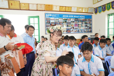 Làng SOS Nha Trang vui Tết Độc lập - Ảnh 3. Nữ doanh nhân cùng các em nhỏ dành lời tri ân, các mẹ, các dì đã dành yêu thương gia đình cho các em - Ảnh: HDB