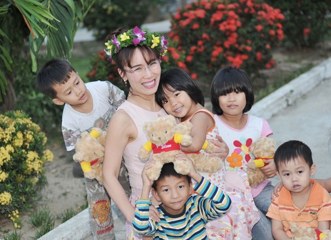 Làng SOS Nha Trang vui Tết Độc lập - Ảnh 5. Bảy năm trước cũng tại đây, các em nhỏ cũng kết hoa tươi thành vòng hoa trên đầu nữ doanh nhân - Ảnh: HDB