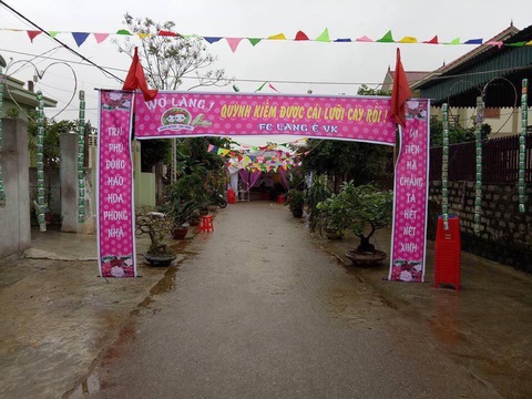 Ảnh vui 4-9: Ca sĩ Lâm Chấn Huy được tặng gà khi đi hát - Ảnh 7. Cả làng mừng cho Quỳnh lấy được vợ.
