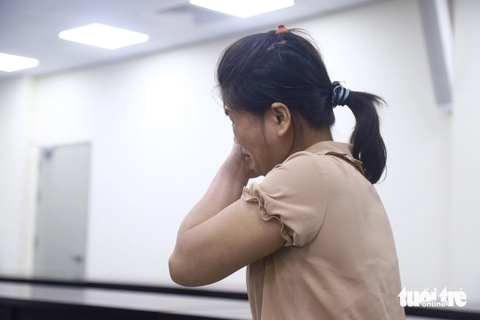 Nước mắt ba người phụ nữ trong phiên xử hai bảo mẫu bạo hành bé trai 17 tháng tuổi tử vong - Ảnh 2. Chị Phùng Thị Tuyên (mẹ nạn nhân) khóc nức nở khi kể lại vụ việc con trai bị hai bảo mẫu bạo hành tử vong - Ảnh: DANH TRỌNG